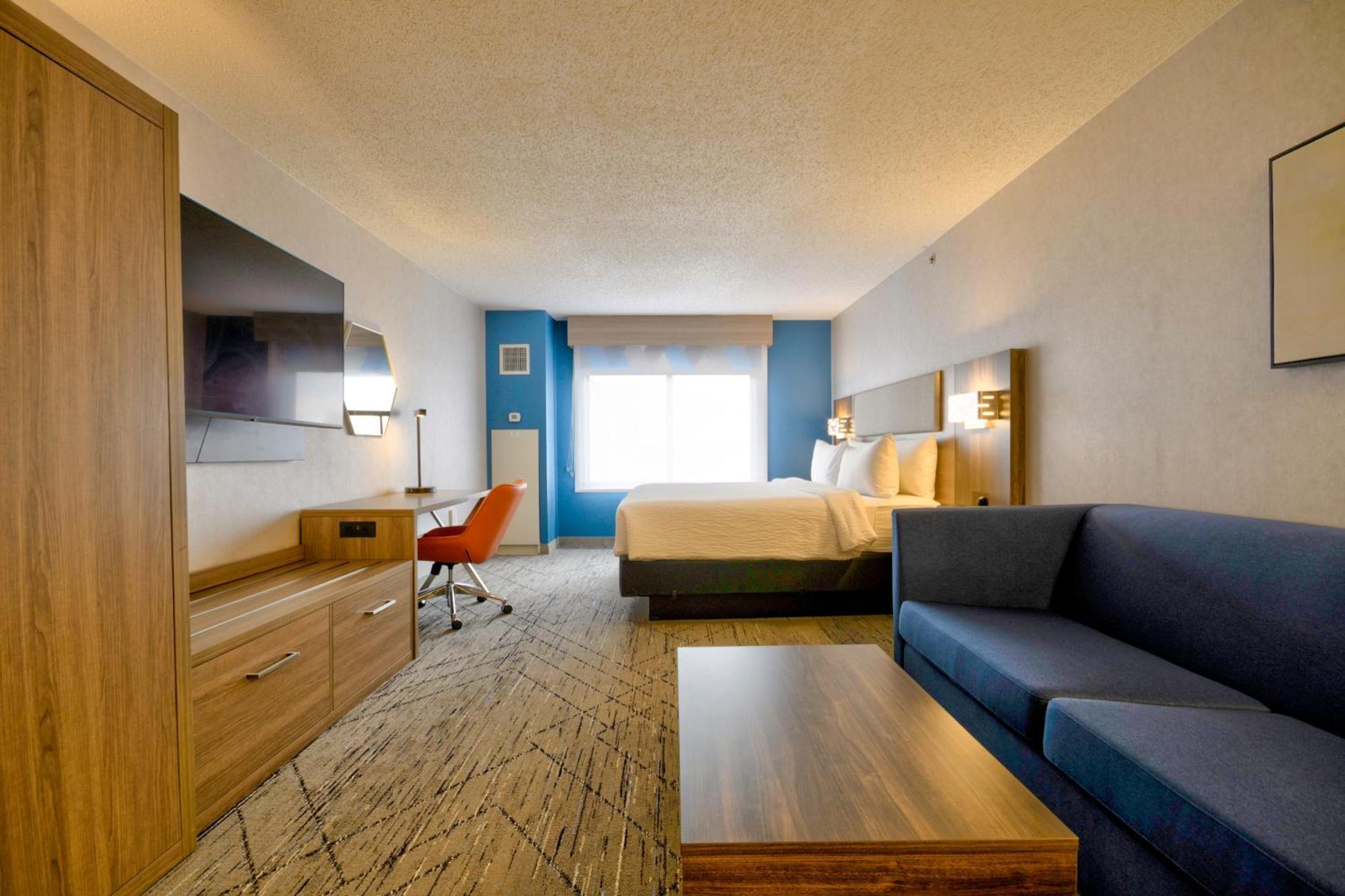 King Suite with Mobility Accessible Roll-In Shower,1678638272:JPEG